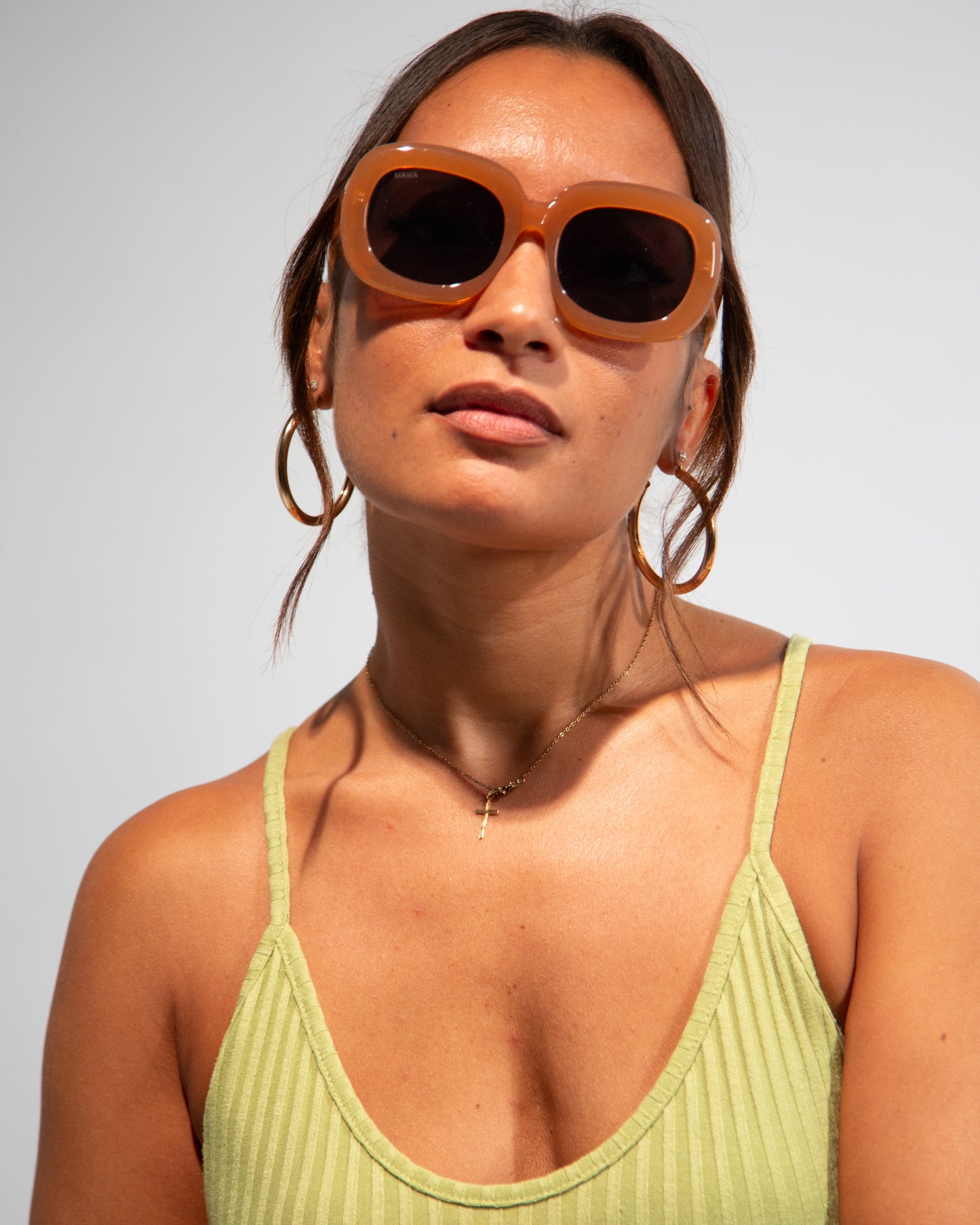 Lunettes de soleil femme cuivrées et verres noirs – Mama Lady