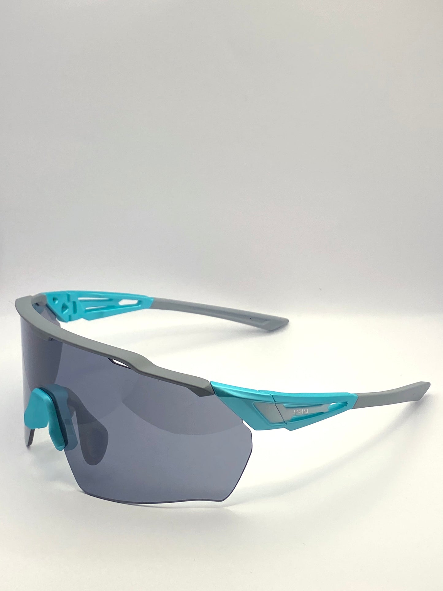 Lunettes de soleil femme Mama Ronda – Monture grise et bleu ciel sport chic