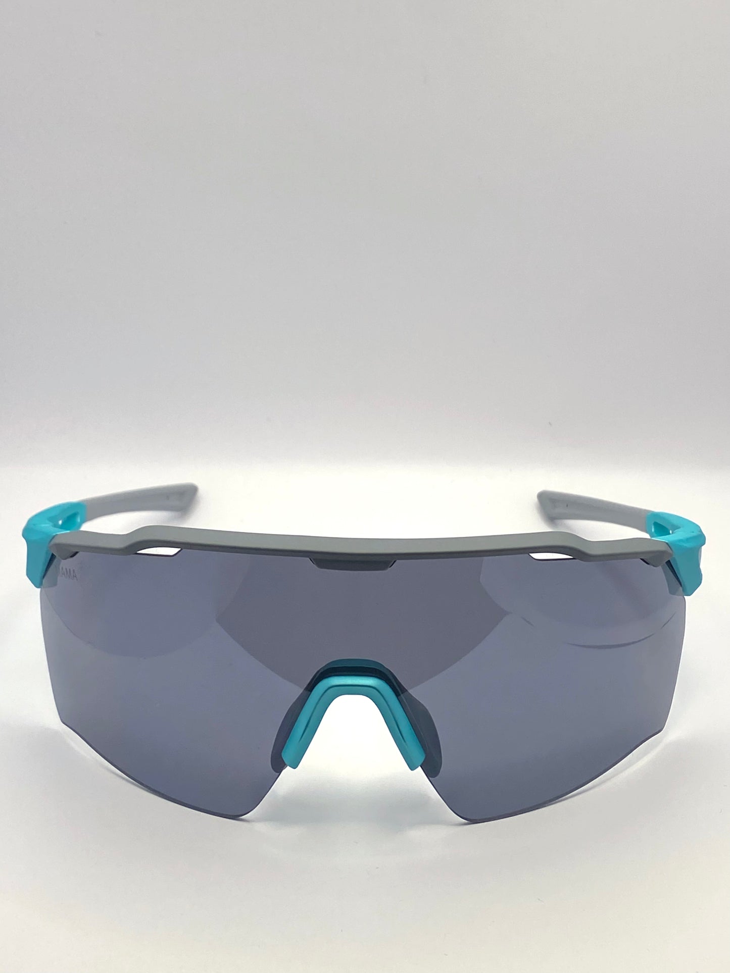 Lunettes de soleil femme Mama Ronda – Monture grise et bleu ciel sport chic