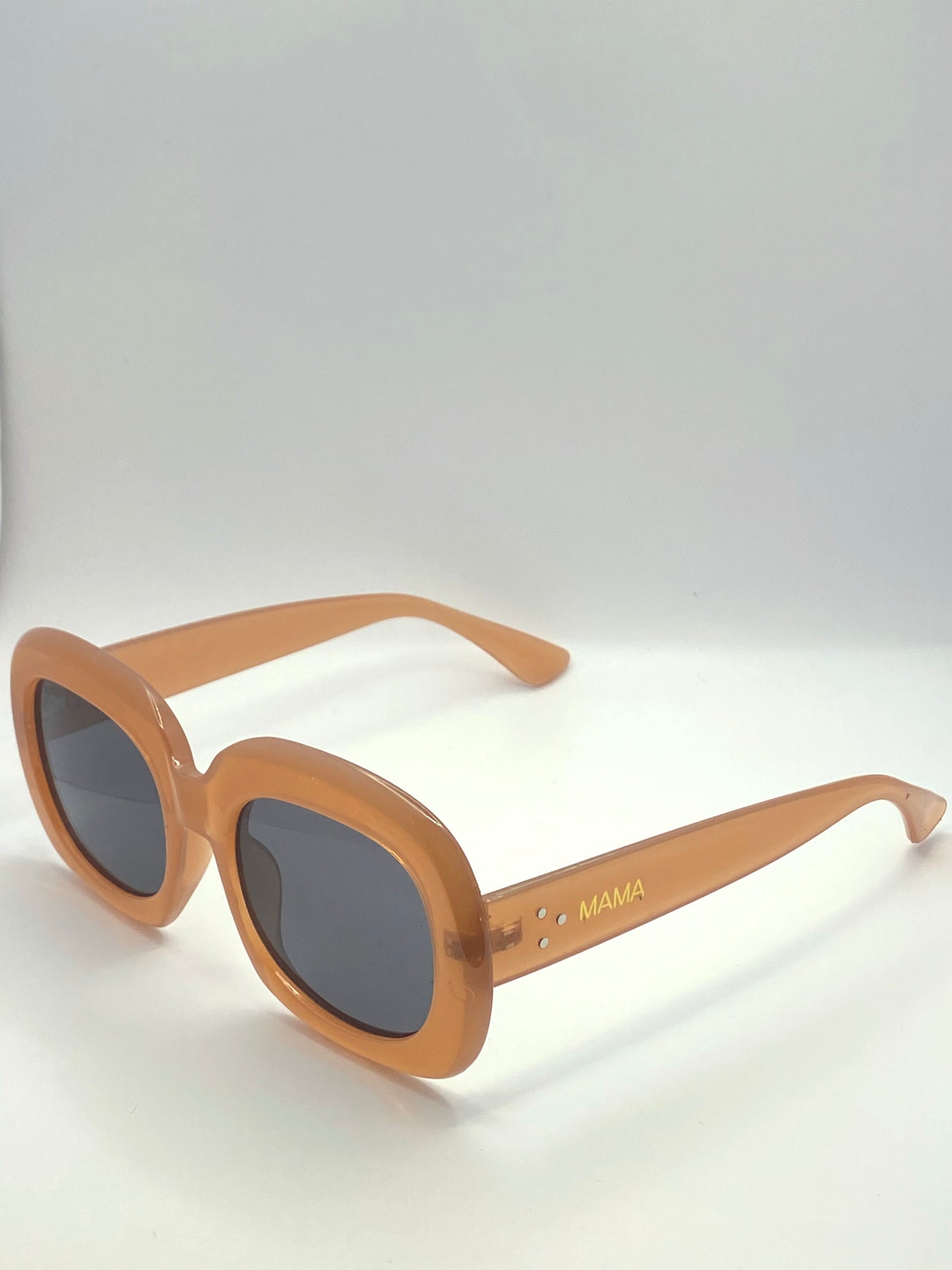 Lunettes de soleil femme cuivrées et verres noirs – Mama Lady