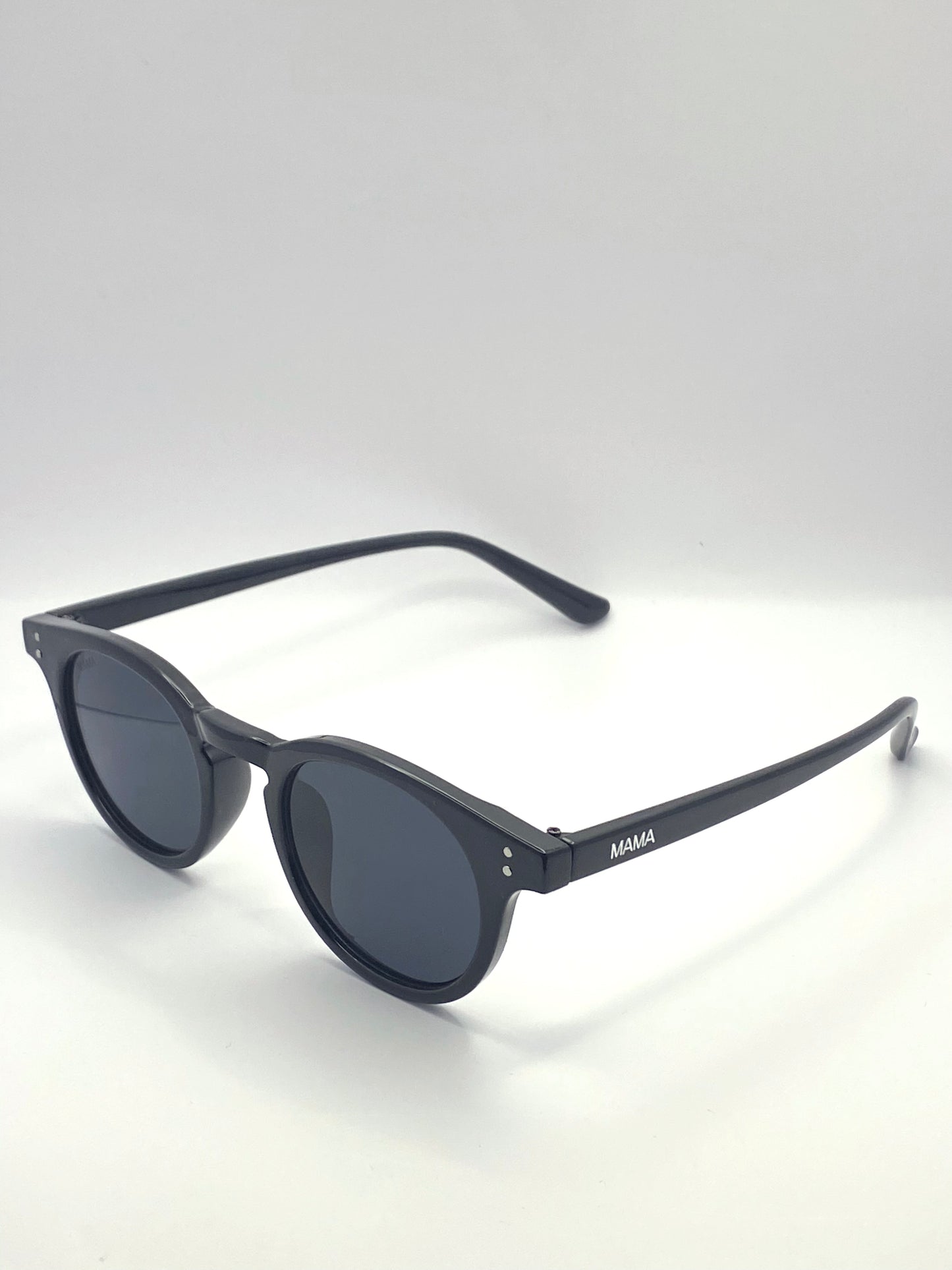Lunettes de soleil femme – MAMA Victoria monture noire classique