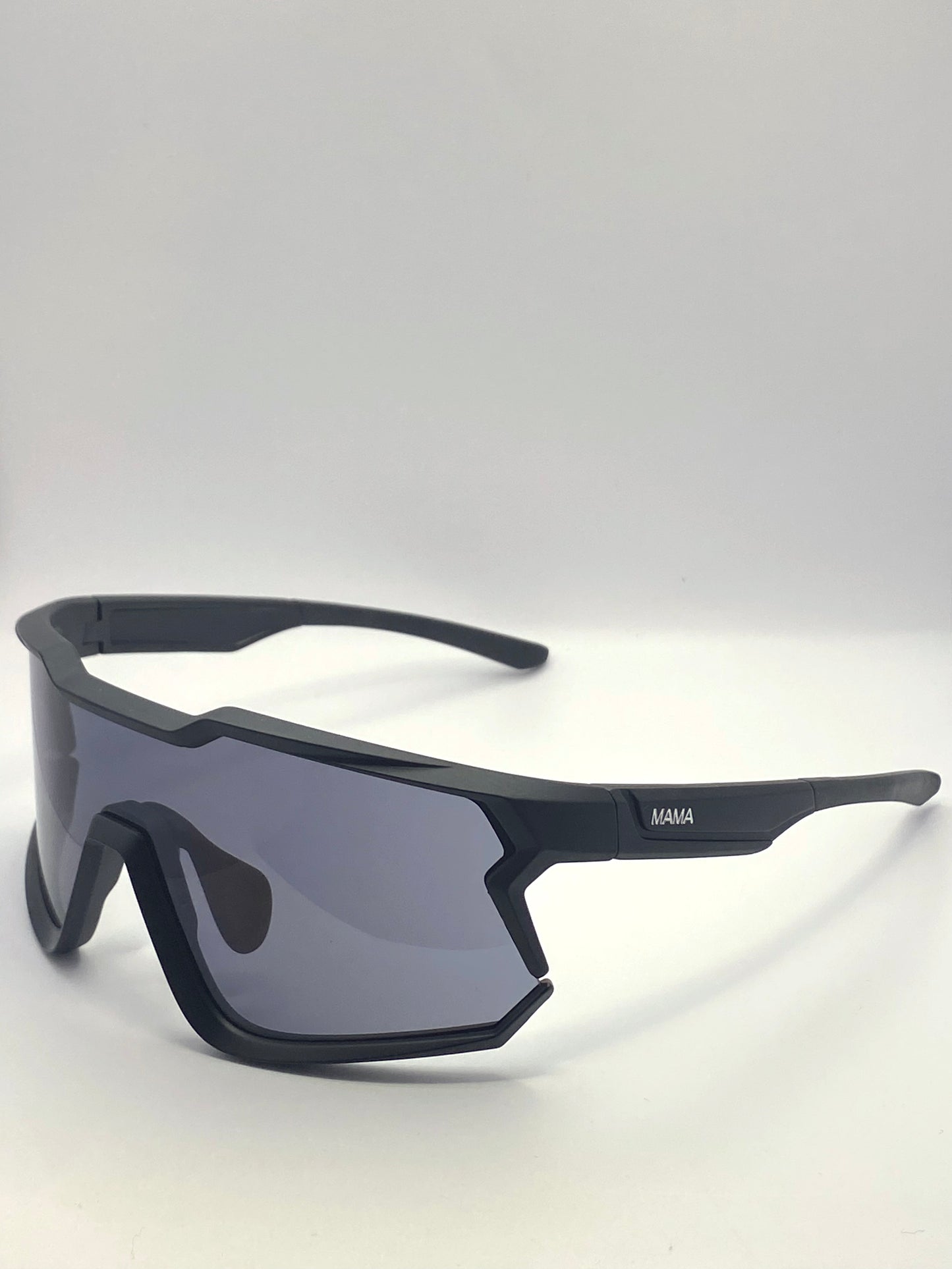 Lunettes de soleil femme – MAMA Serena noires sportives et urbaines