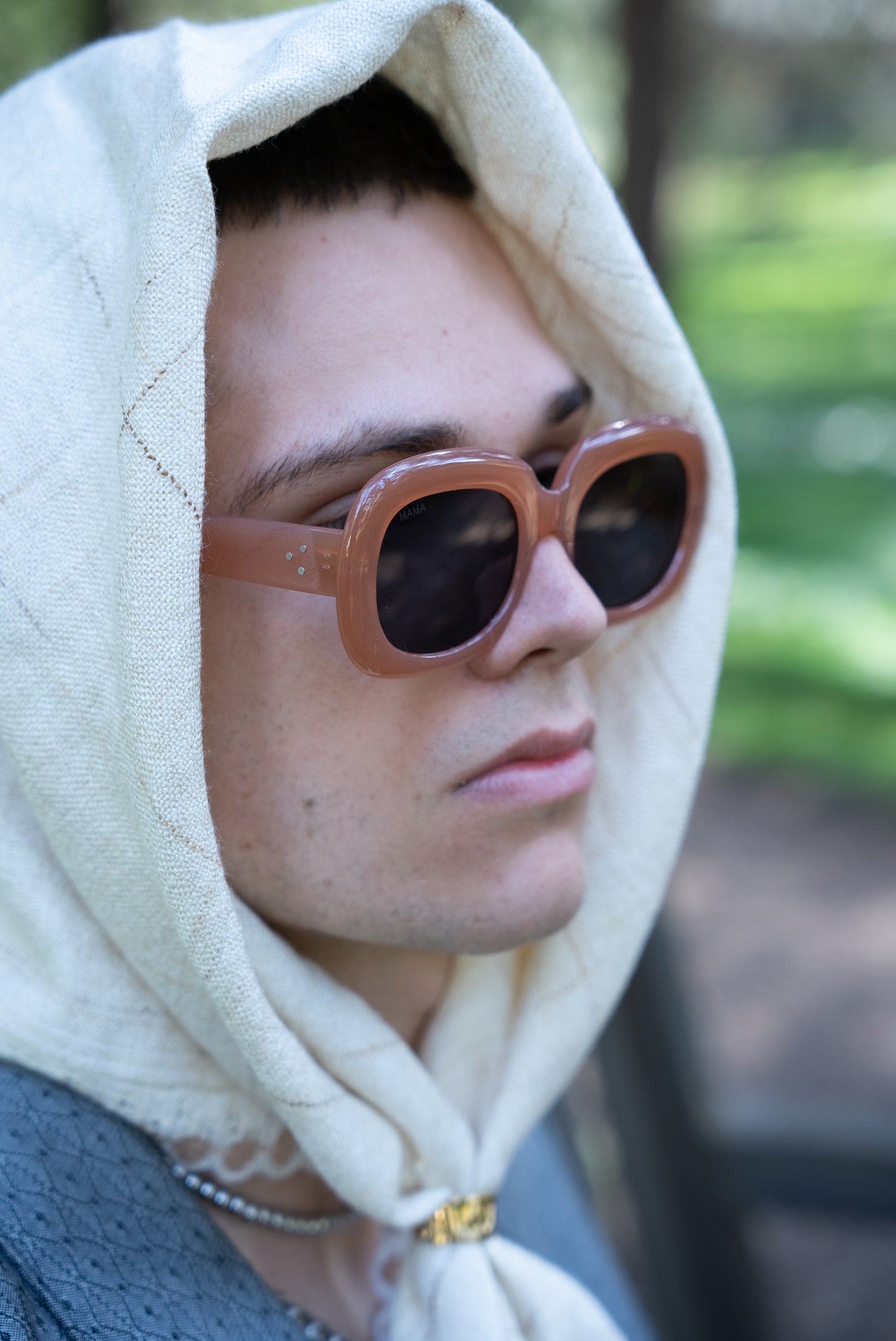 Lunettes de soleil Mama Lady VROC – monture cuivrée élégante et verres noirs pour femme.