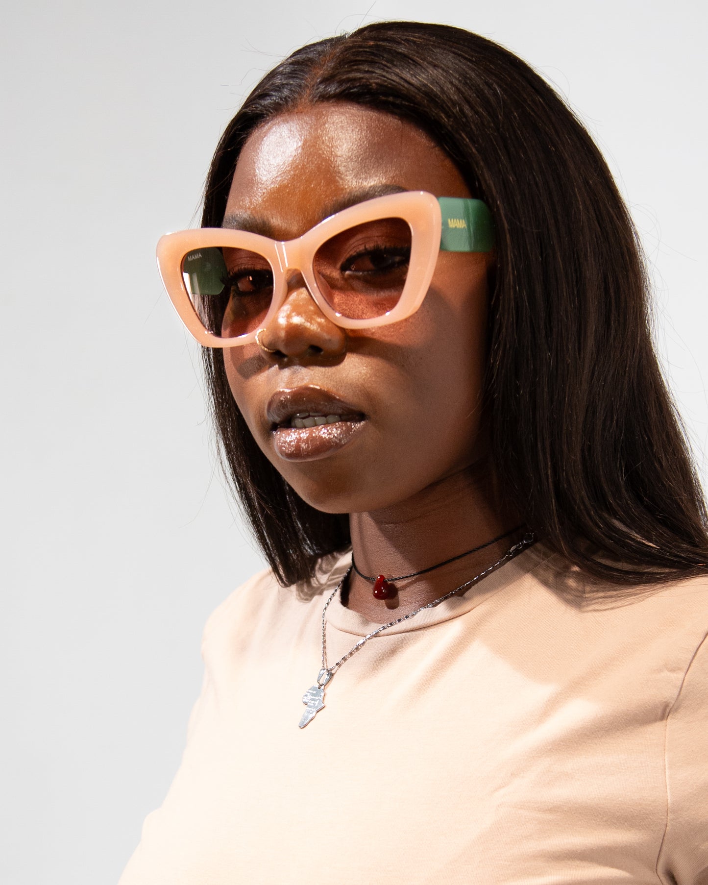 Lunettes de soleil Mama Loïs VROC – monture orange et branches vertes, verres semi-teintés pour femme.