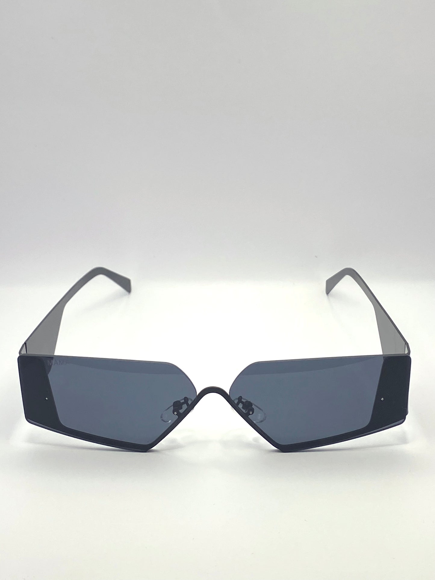 Lunettes de soleil femme MAMA Marge noir mat en métal design contemporain