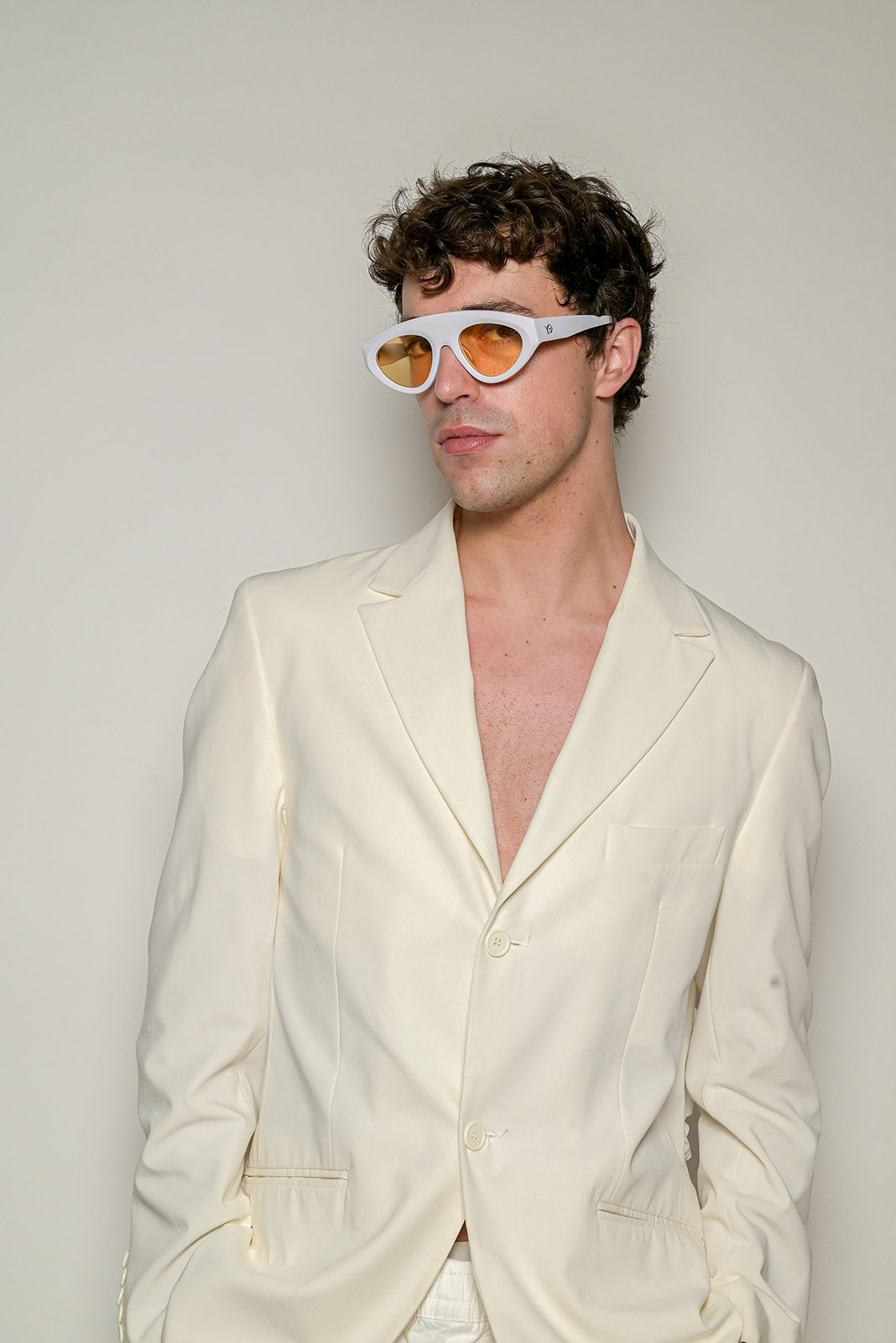 Homme qui porte des Lunettes de soleil blanches aux lignes épurées et lumineuses.