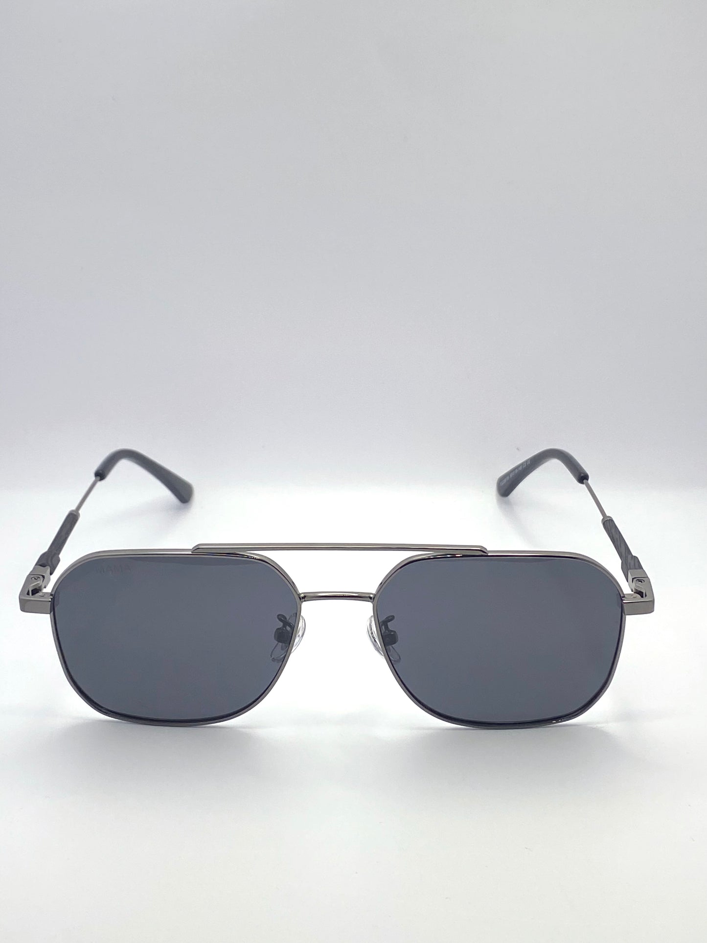 Lunettes de soleil femme MAMA Janet gris foncé design épuré et élégant