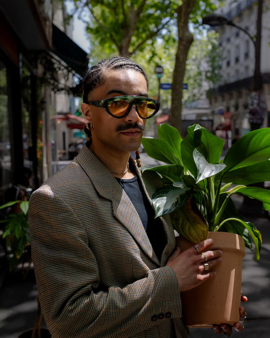 Homme avec des Lunettes de soleil de la marque VROC en acétate haut de gamme en acétate vert tortoise et Ambre Matinal