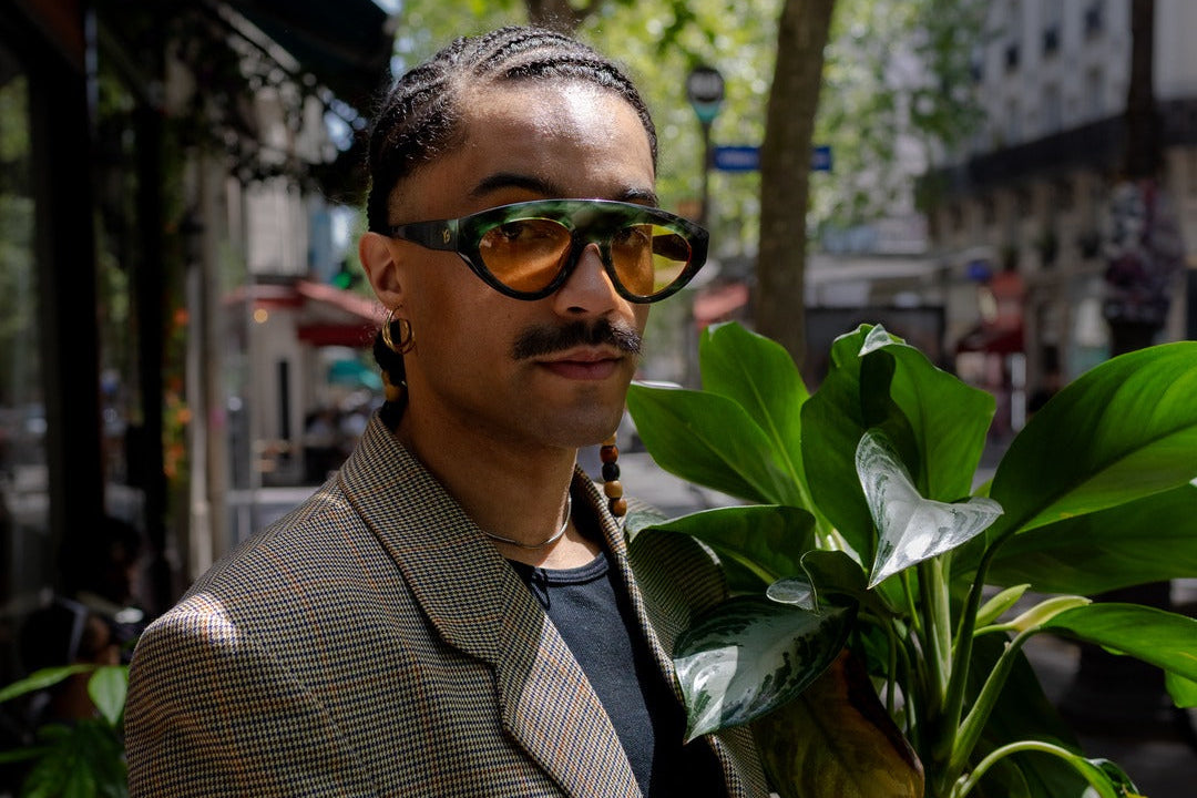 Homme avec des Lunettes de soleil de la marque VROC en acétate haut de gamme en acétate vert tortoise et Ambre Matinal