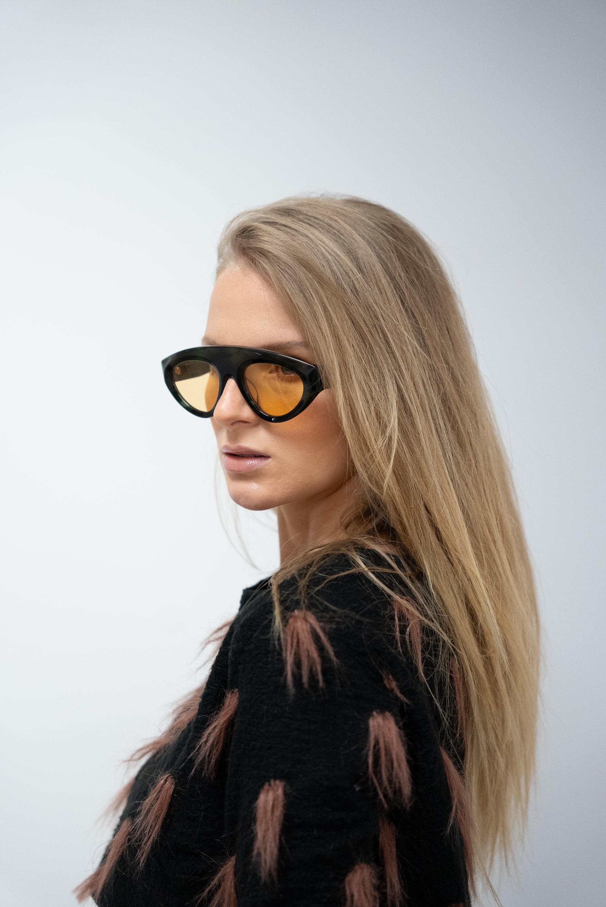 femme avec des Lunettes de soleil de la marque VROC en acétate haut de gamme en acétate vert tortoise et Ambre Matinal
