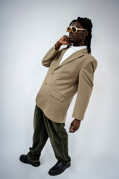 photo d'un homme qui porte des Lunettes de soleil beige aux nuances douces et naturelles de la marque VROC.