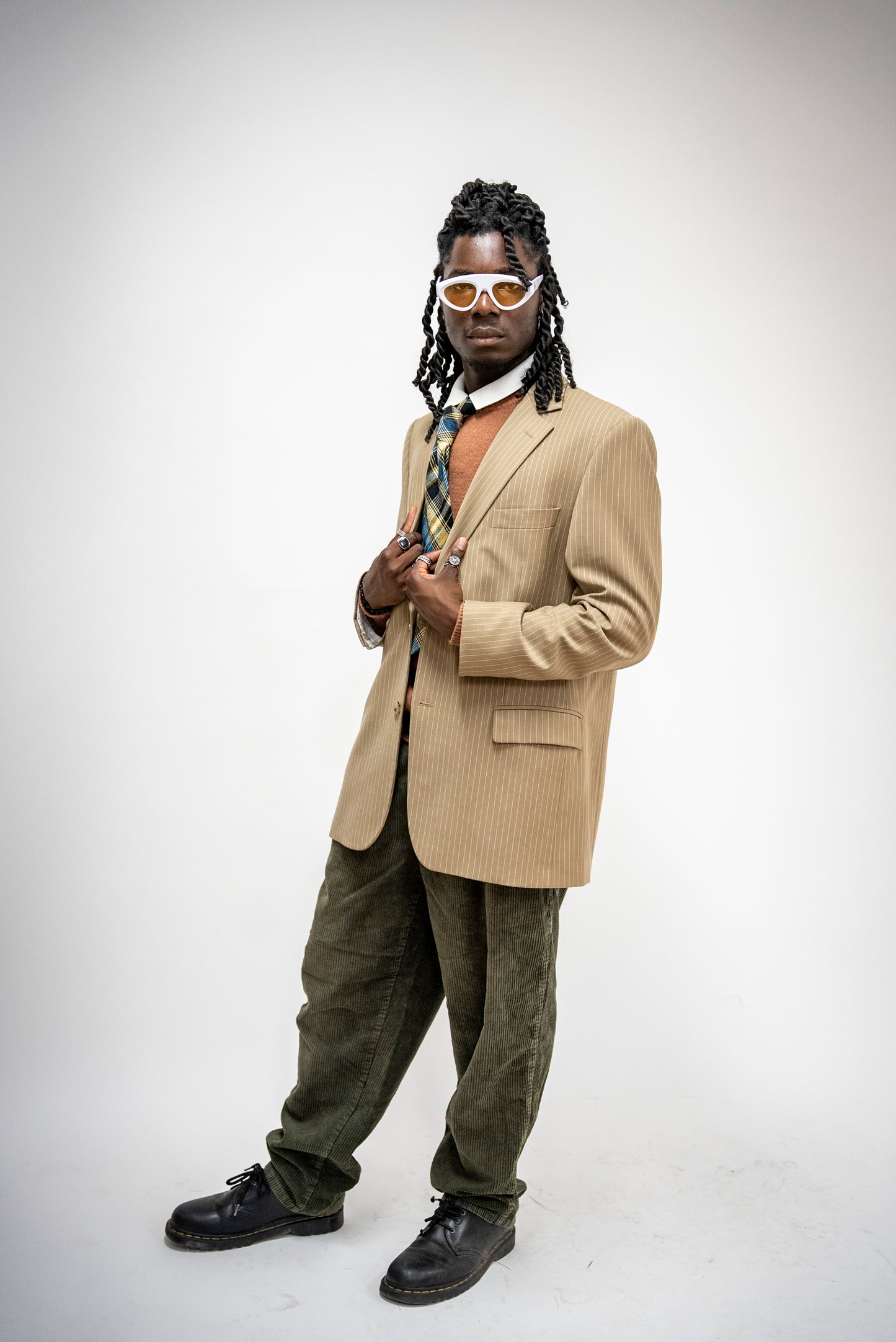 Homme qui porte des Lunettes de soleil blanches aux lignes épurées et lumineuses de la marque VROC. 