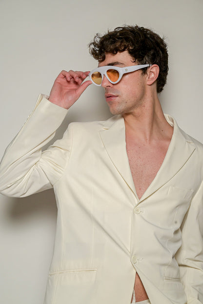 Homme qui porte des Lunettes de soleil blanches aux lignes épurées et lumineuses de la marque VROC. 