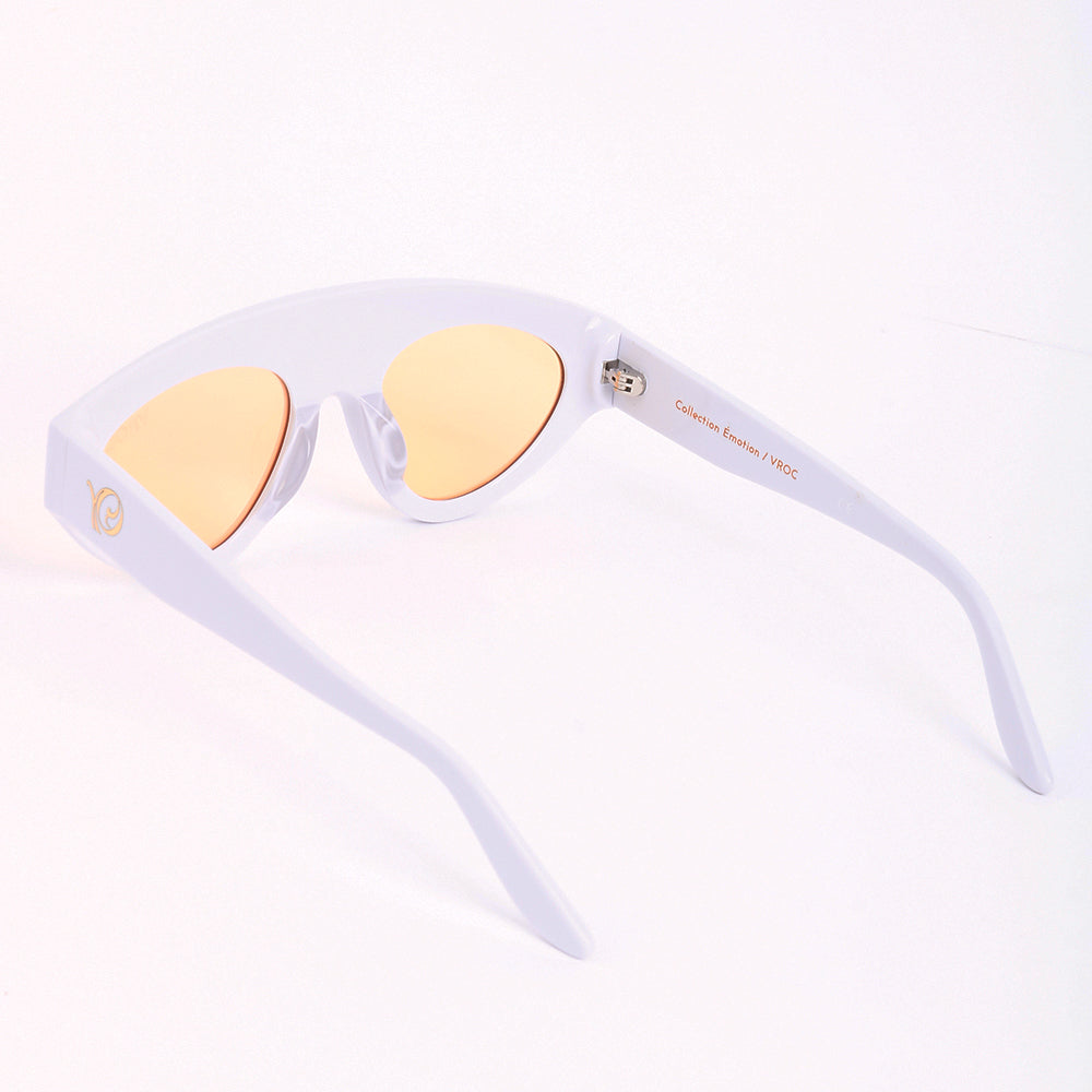 photo de profile des Lunettes de soleil blanches aux lignes épurées et lumineuses de la marque VROC. 