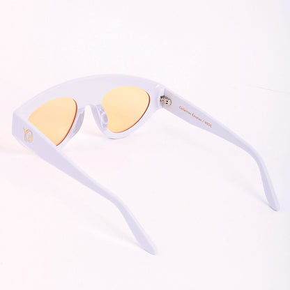 photo de profile des Lunettes de soleil blanches aux lignes épurées et lumineuses de la marque VROC. 