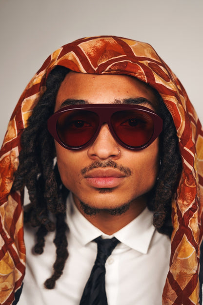 Homme qui porte des Lunettes de soleil bordeaux profond aux reflets intenses de la marque VROC 