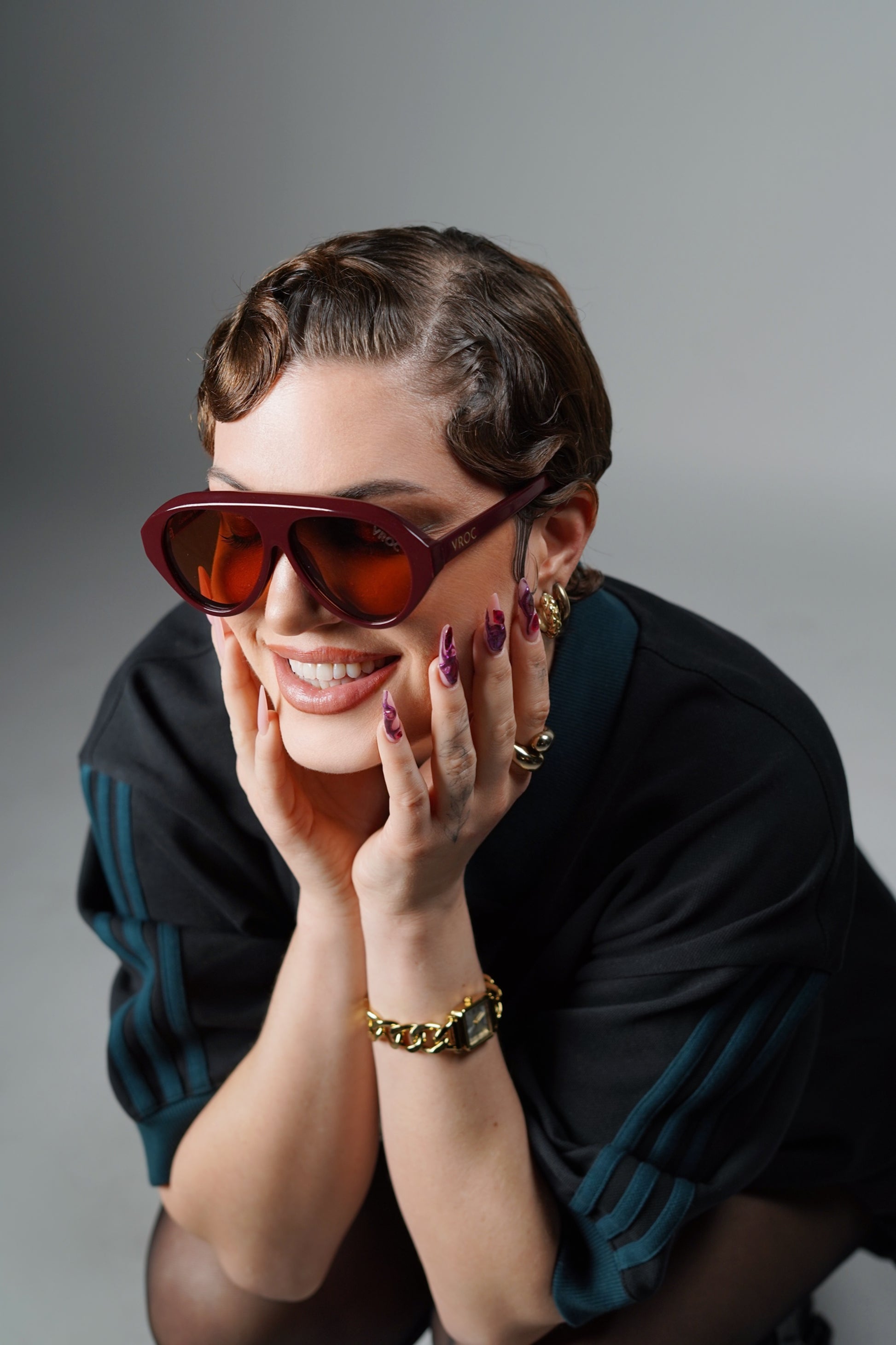 femme avec des Lunettes de soleil de la marque VROC bordeaux profond aux reflets intenses.
