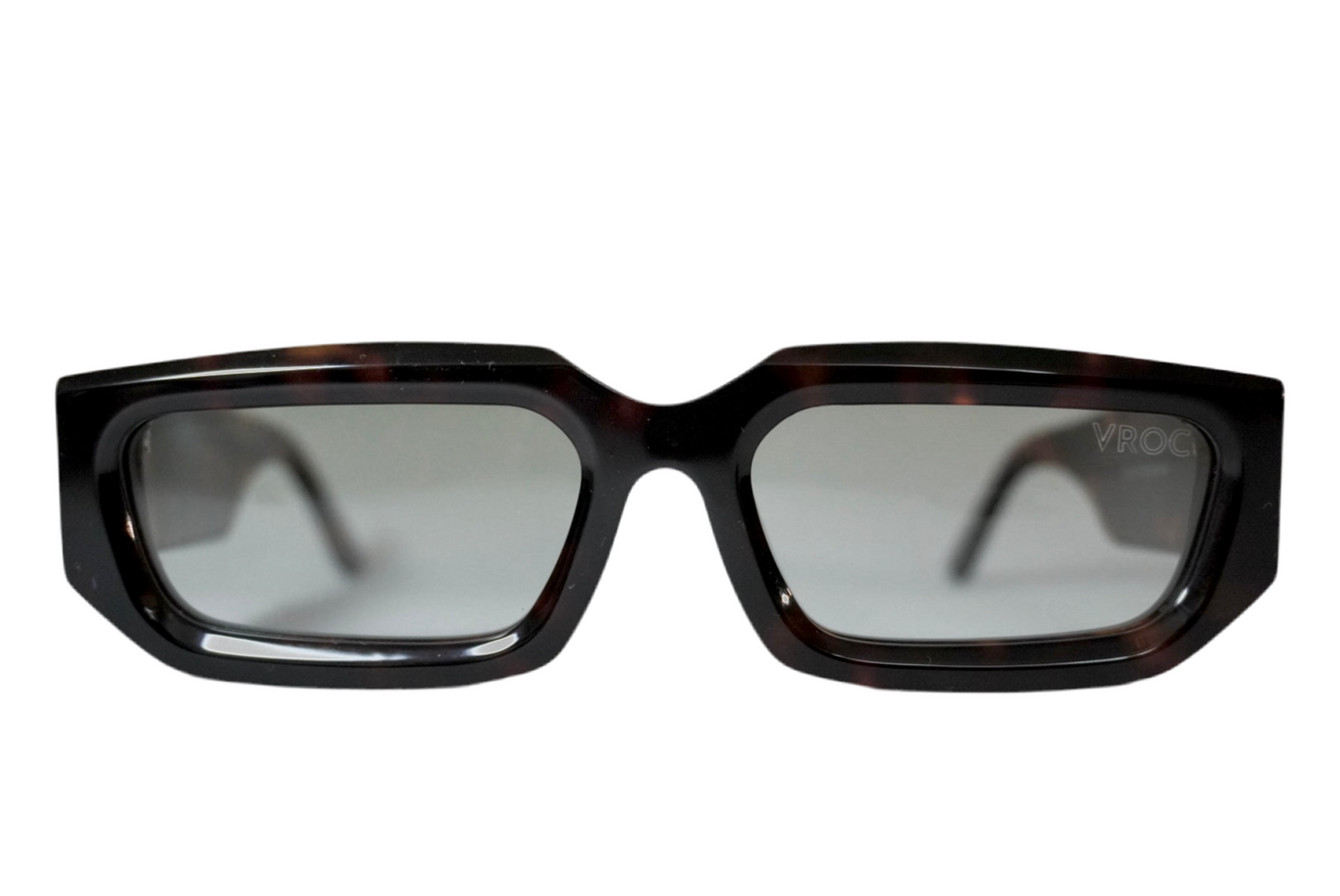 Lunettes de soleil écaille marron aux nuances chaudes et naturelles vu de face de la marque VROC. 