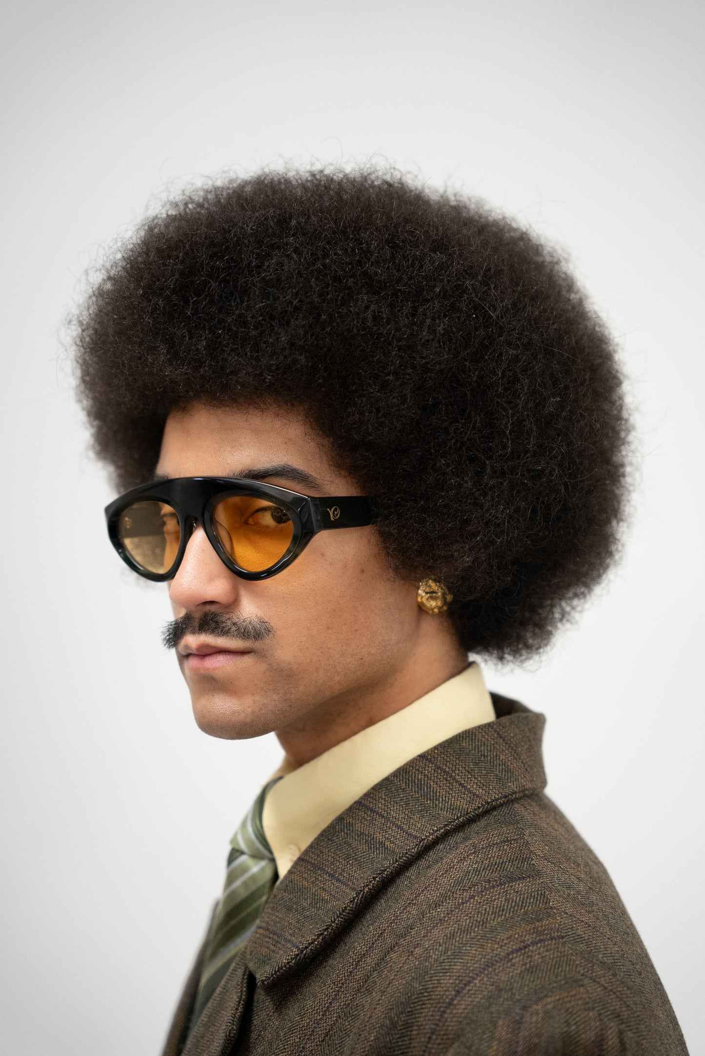 Homme avec des Lunettes de soleil de la marque VROC en acétate haut de gamme en acétate vert tortoise et Ambre Matinal