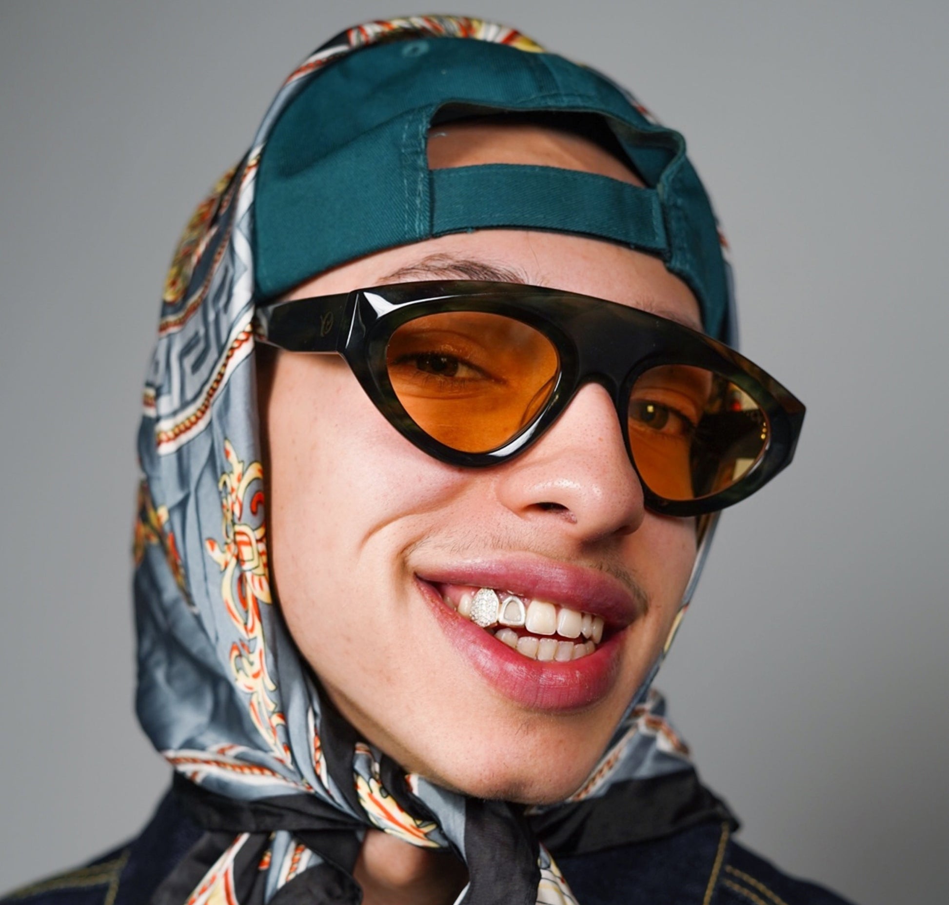 homme avec des Lunettes de soleil en acétate haut de gamme en acétate vert tortoise et Ambre Matinal
