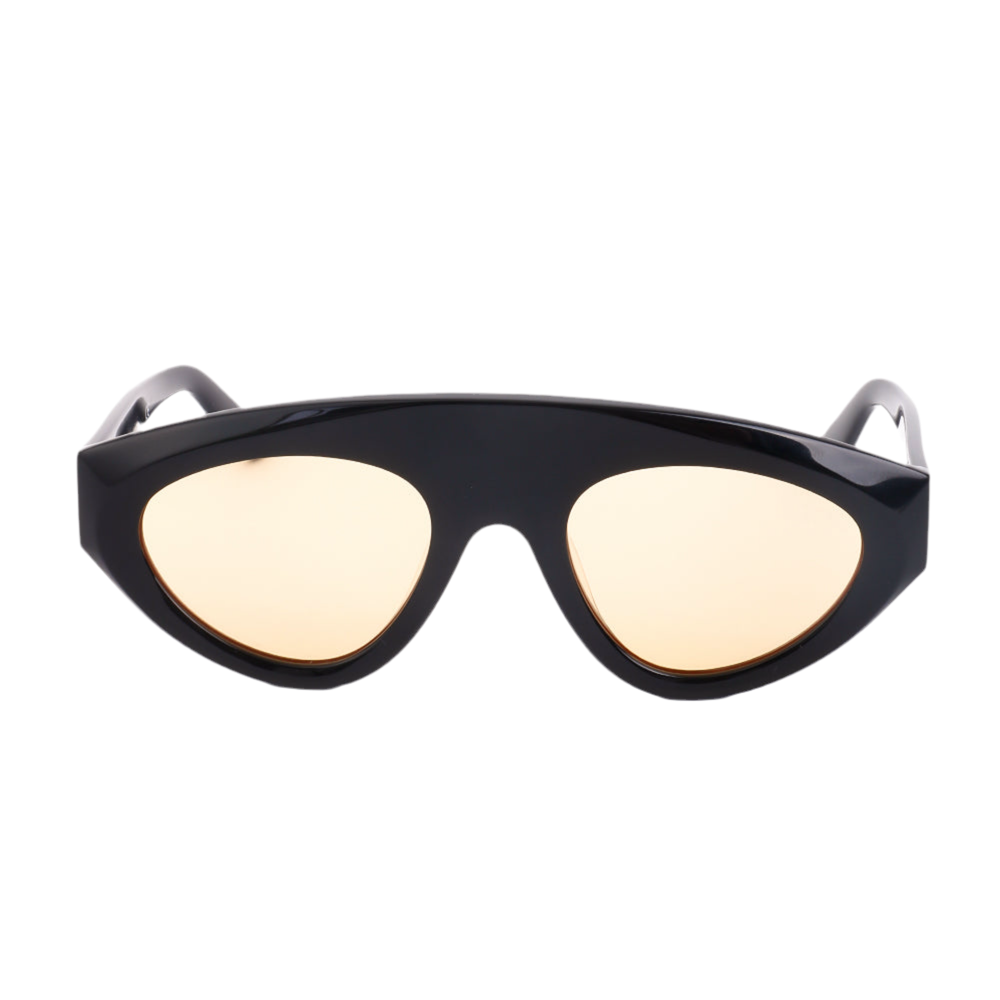 Photo des Lunettes de soleil noires aux verres subtilement teintés de tons chauds de la marque VROC. 
