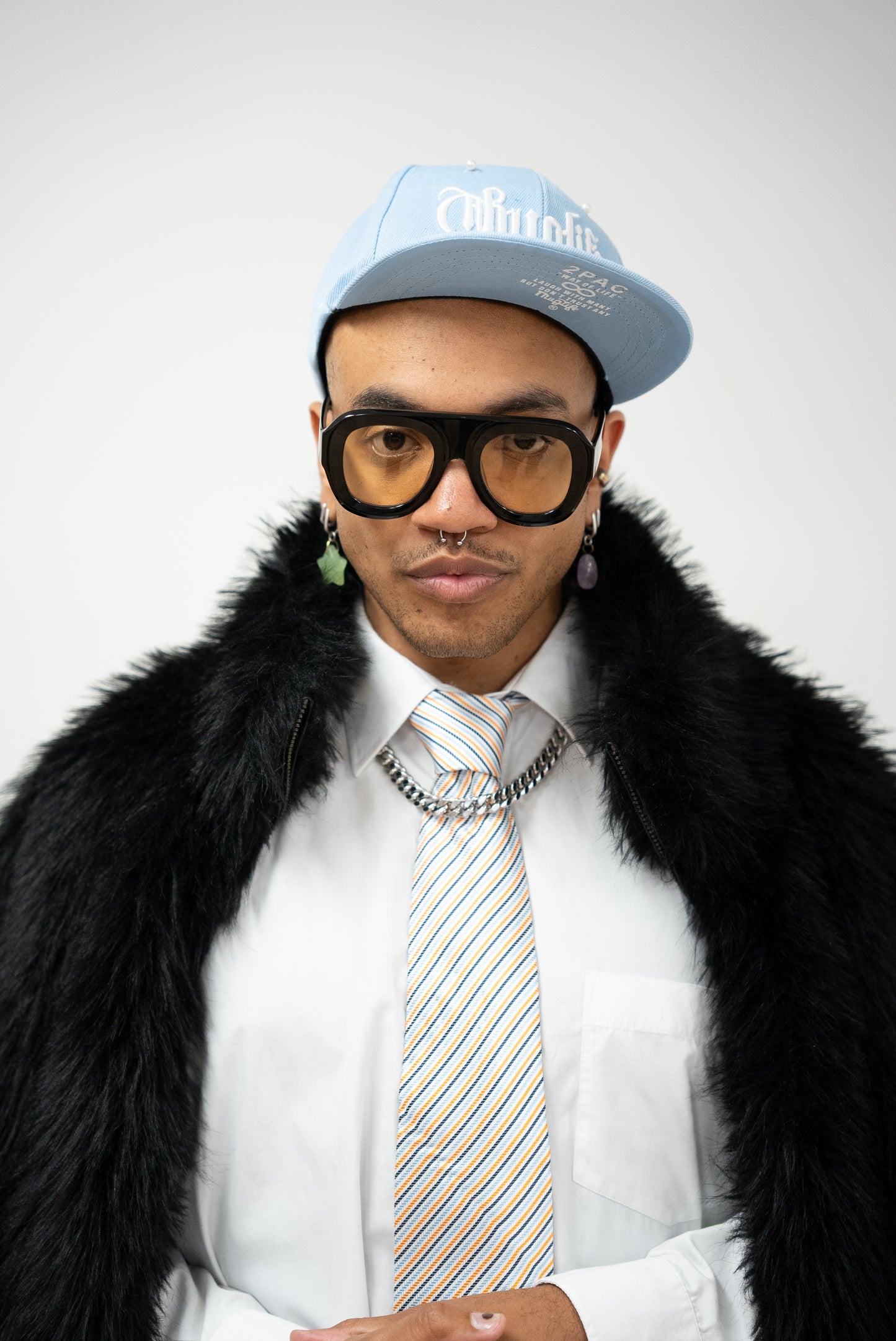 Photo homme qui porte des Lunettes de soleil noires aux verres teintés jaune doré de la marque VROC. 