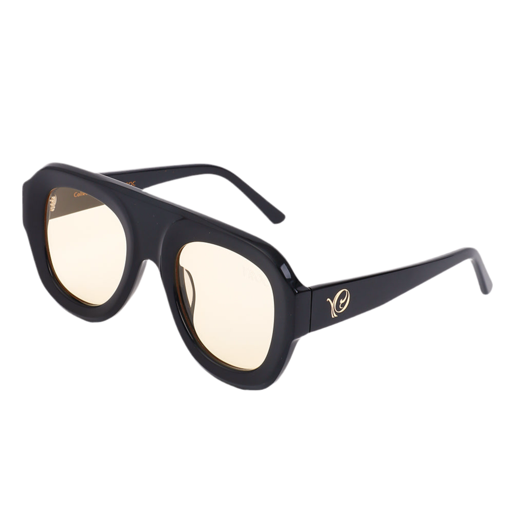 Photo des Lunettes de soleil noires aux verres teintés jaune doré de la marque VROC. 