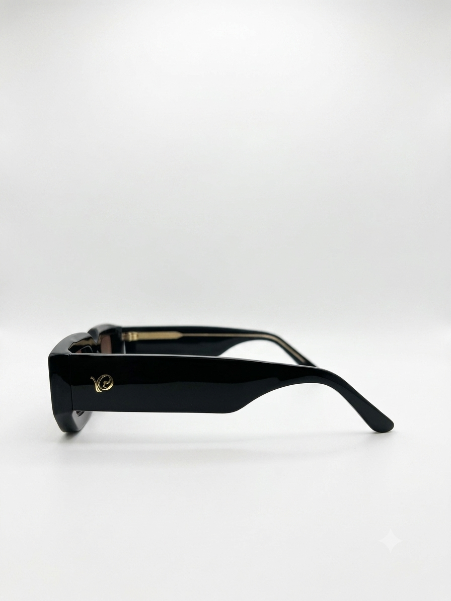 photo des Lunettes de soleil noires à la monture épaisse de la marque VROC. 