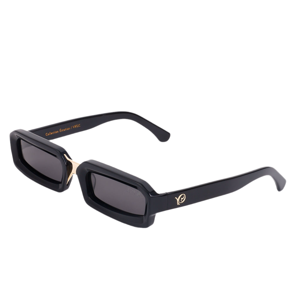 Photo des Lunettes de soleil noires à la monture fine et aux lignes structurées. Marque VROC.