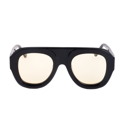 Photo des Lunettes de soleil noires aux verres teintés jaune doré de la marque VROC. 
