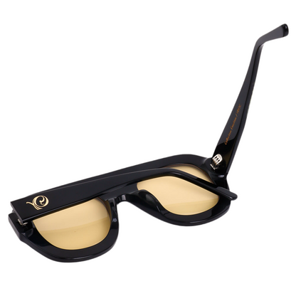 Photo des Lunettes de soleil noires aux verres teintés jaune doré de la marque VROC. 
