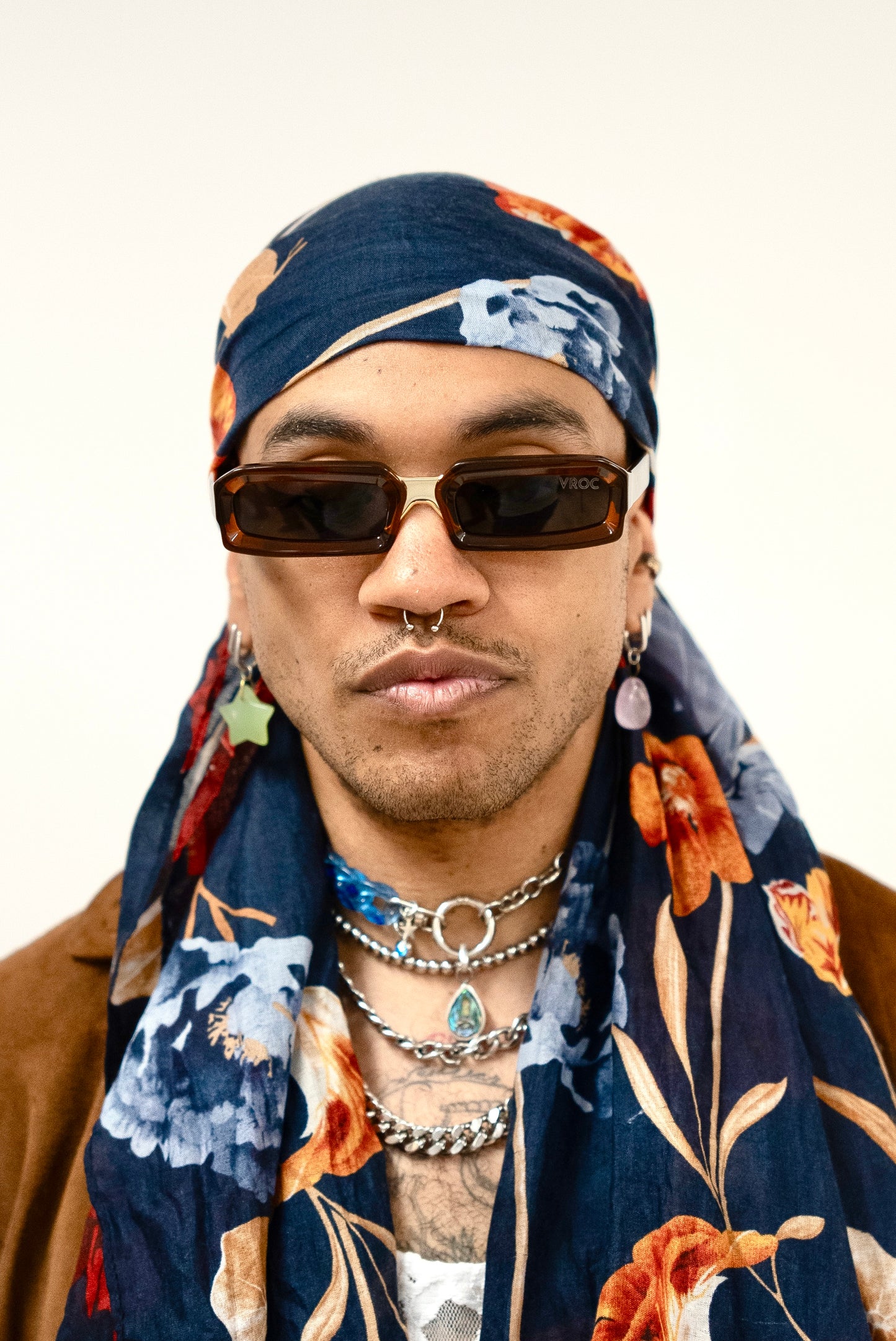 Homme qui porte des Lunettes de soleil translucides aux teintes ambrées et chaleureuses de la marque VROC. 