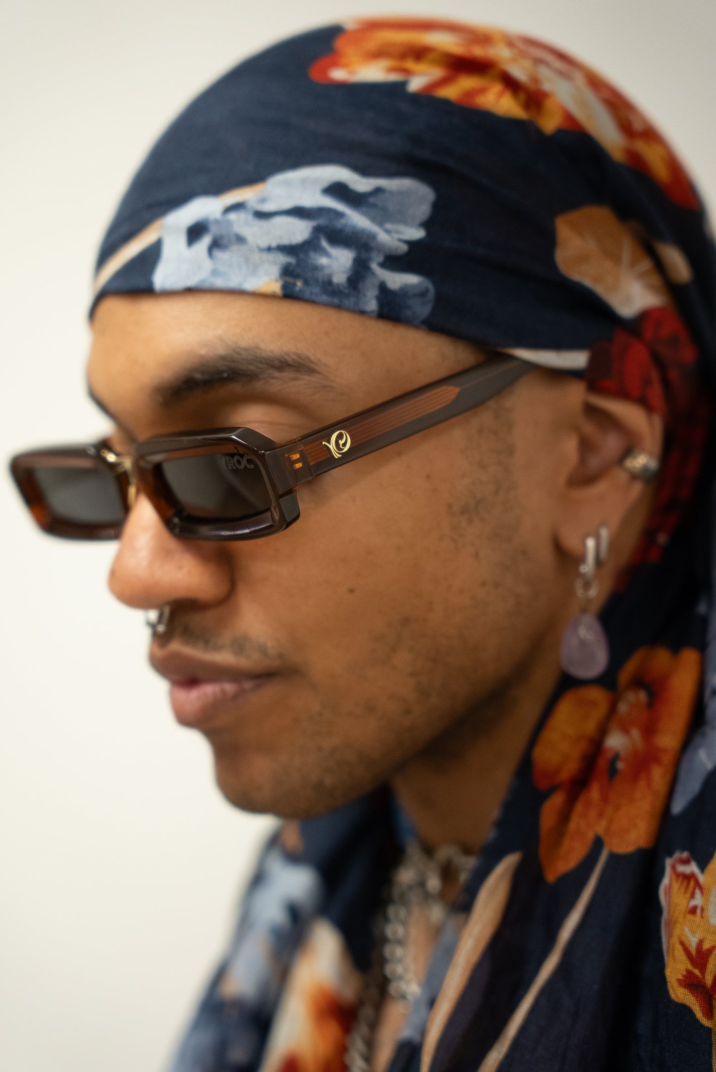 photo d'un homme qui Lunettes de soleil translucides aux teintes ambrées et chaleureuses de la marque VROC.