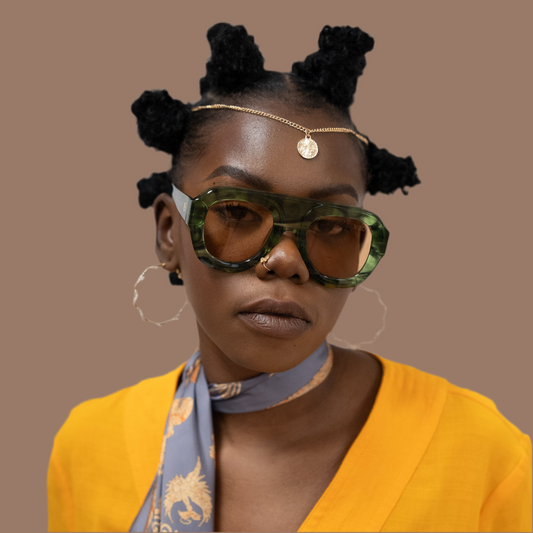photo d'une femme qui porte des Lunettes de soleil vert marbré aux nuances profondes et naturelles de la marque VROC. 