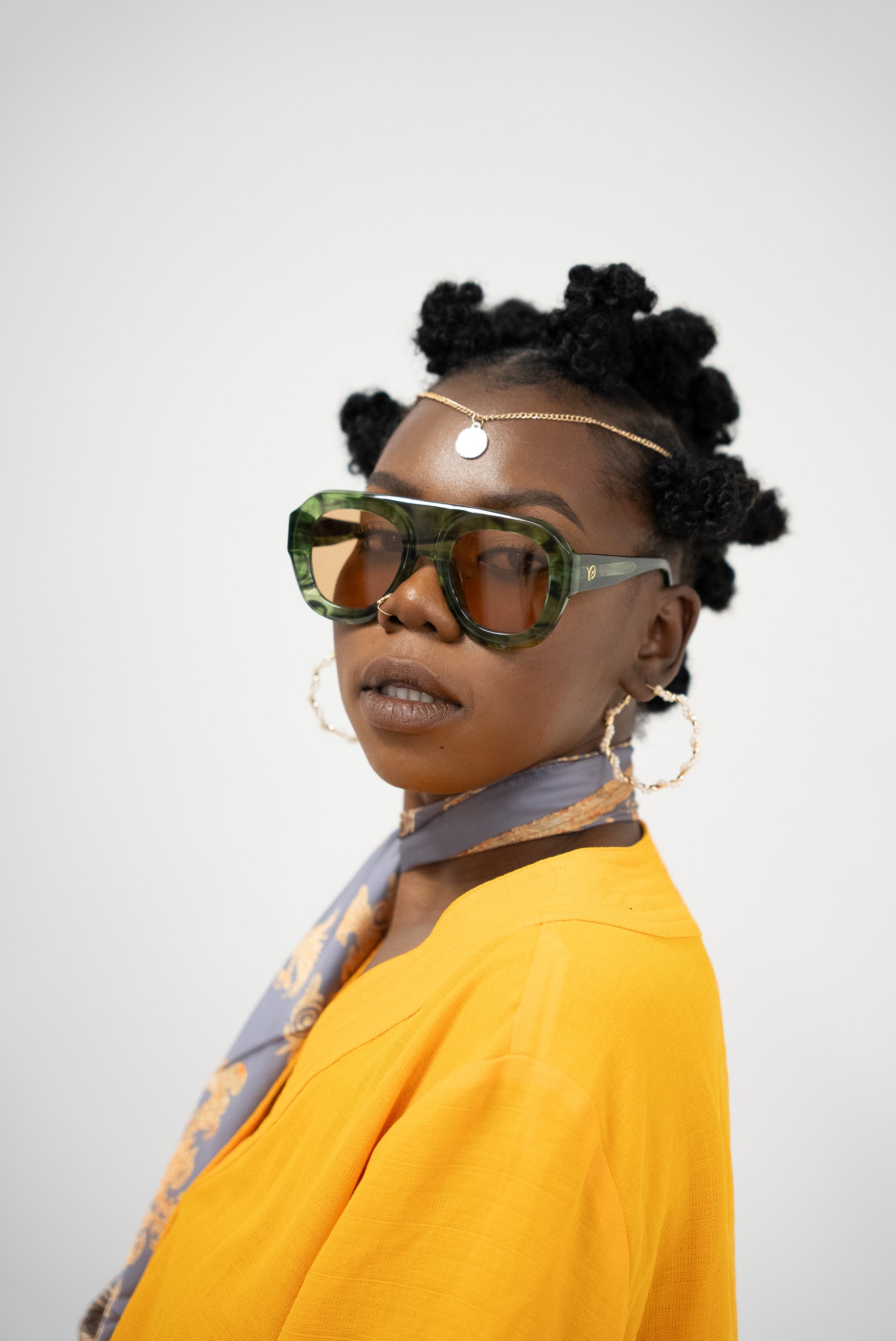 Photo femme de la marque VROC Lunettes de soleil vert marbré aux nuances profondes et naturelles. 