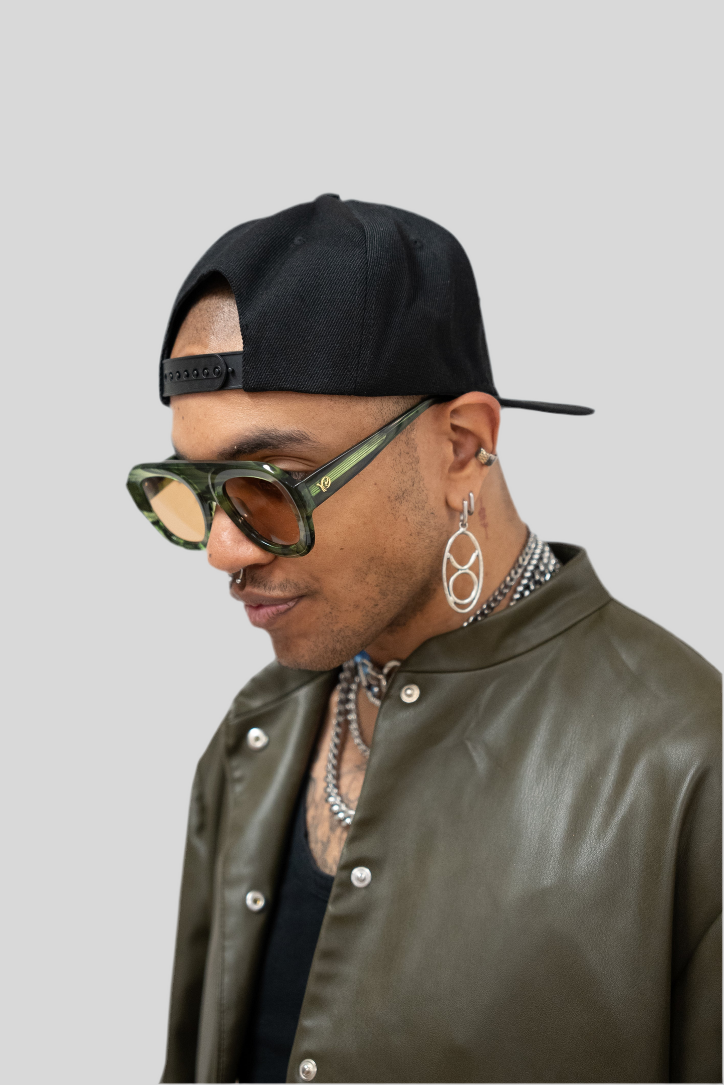Photo homme qui porte des Lunettes de soleil vert marbré aux nuances profondes et naturelles de la marque VROC. 