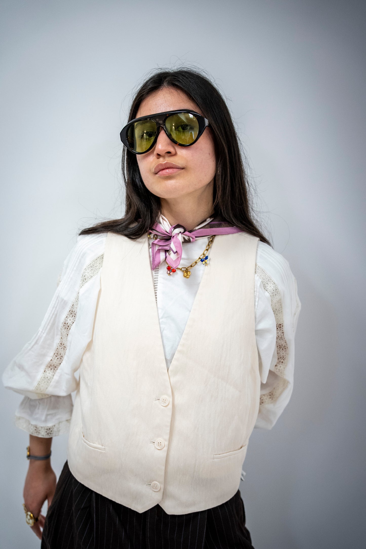 photos d'une femme qui porte des Lunettes de soleil vert profond inspiré des tonalités naturelles de la marque vroc. 
