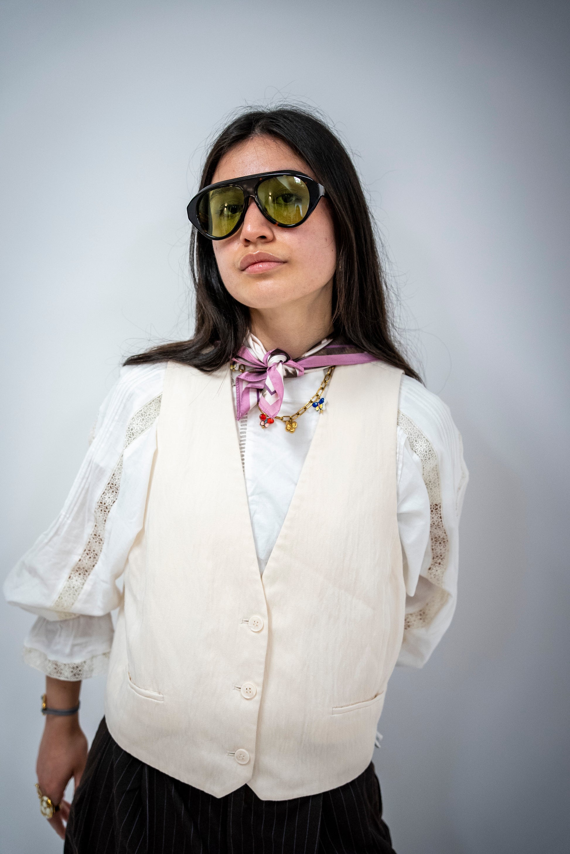 photos d'une femme qui porte des Lunettes de soleil vert profond inspiré des tonalités naturelles de la marque vroc. 