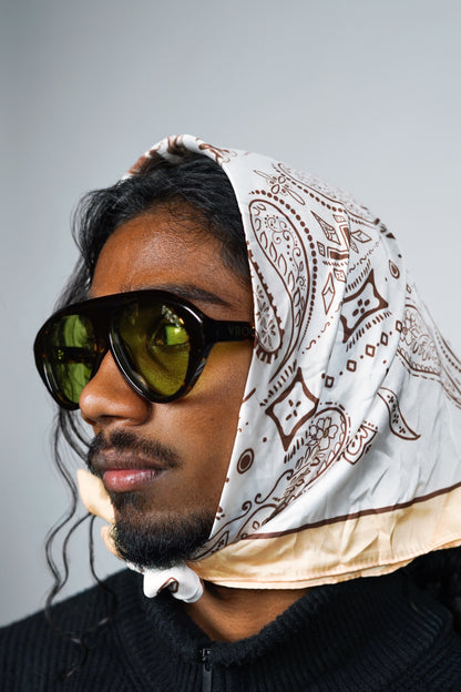 Photo d'un homme qui porte des Lunettes de soleil vert profond inspiré des tonalités naturelles de la marque VROC.