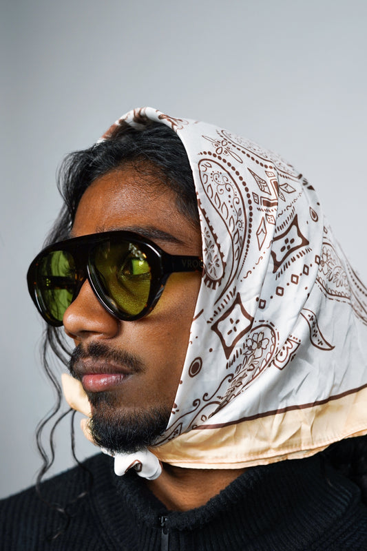 Photo d'un homme qui porte des Lunettes de soleil vert profond inspiré des tonalités naturelles de la marque VROC.
