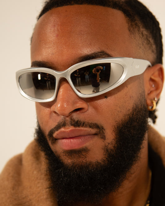 Lunettes de soleil VROC Mama Amanda – monture grise, verres miroir gris, design homme moderne.