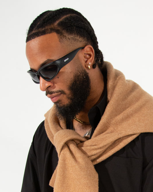 Lunettes de soleil Mama Amanda VROC – monture plastique noire et verres noirs polarisés homme.