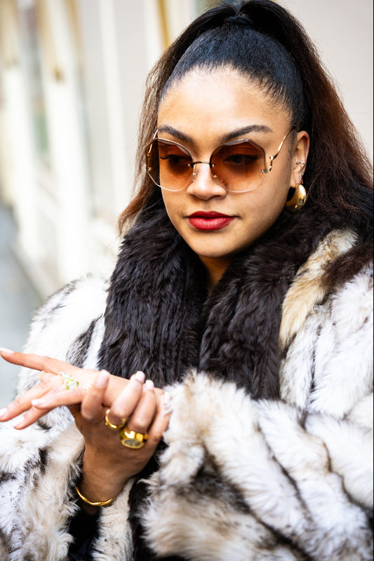 Lunettes de soleil VROC Mama Cookie – monture dorée en aluminium, verres teintés unisex, style glamour et audacieux.