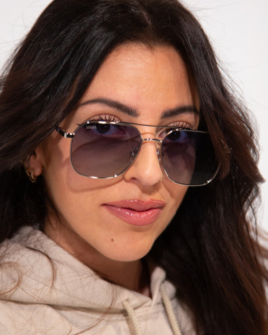 Lunettes de soleil VROC Mama Janet – monture argentée fine, verres bleus dégradés, style contemporain unisex.