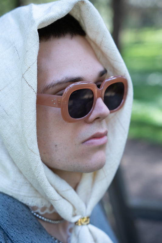 Lunettes de soleil Mama Lady VROC – monture cuivrée élégante et verres noirs pour femme.