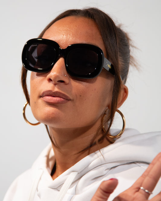 Lunettes de soleil Mama Lady VROC – monture noire et verres noirs teintés femme.