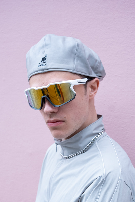Lunettes de soleil sport Mama Serena blanches – design futuriste unisexe, légères, ergonomiques, parfaites pour le sport et le style urbain.
