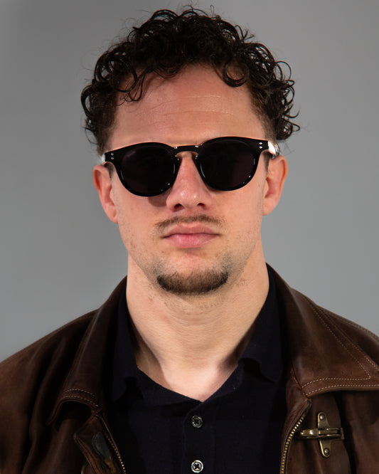 Lunettes de soleil femme MAMA Victoria – monture noire classique et verres noirs.